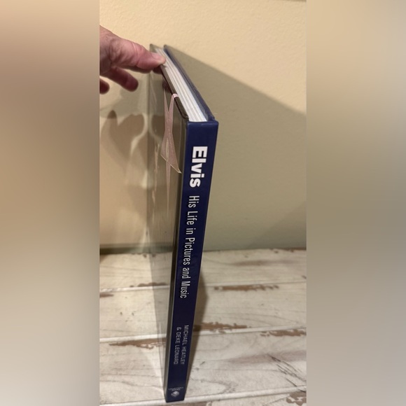 Elvis: His Life in Pictures and Music Book with CD - Picture 4 of 10